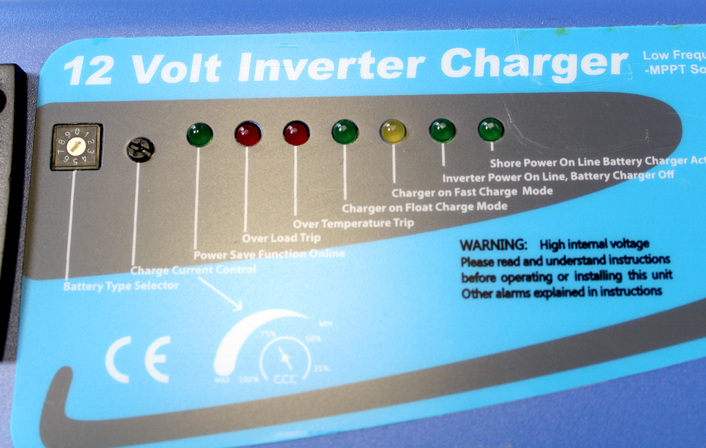 2000 Watt Pure Sine Inverter Charger 12Vdc to 120Vac Output and Battery