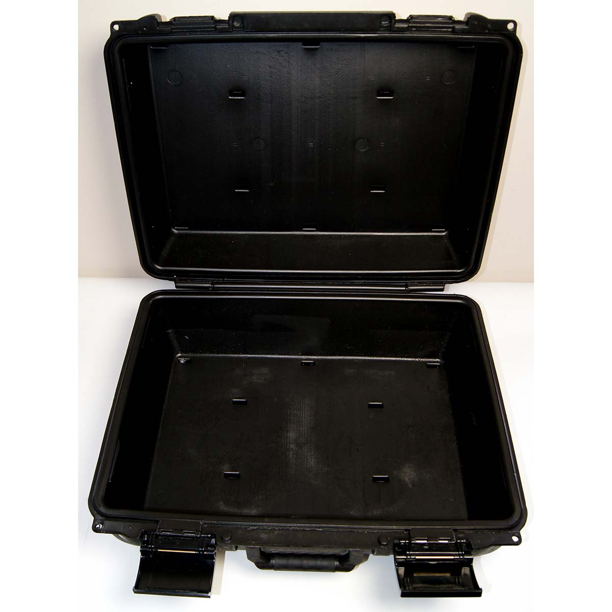 Black Hardshell Plastic Case Trunk 21in x 16in x 9in Snap Tight Latches