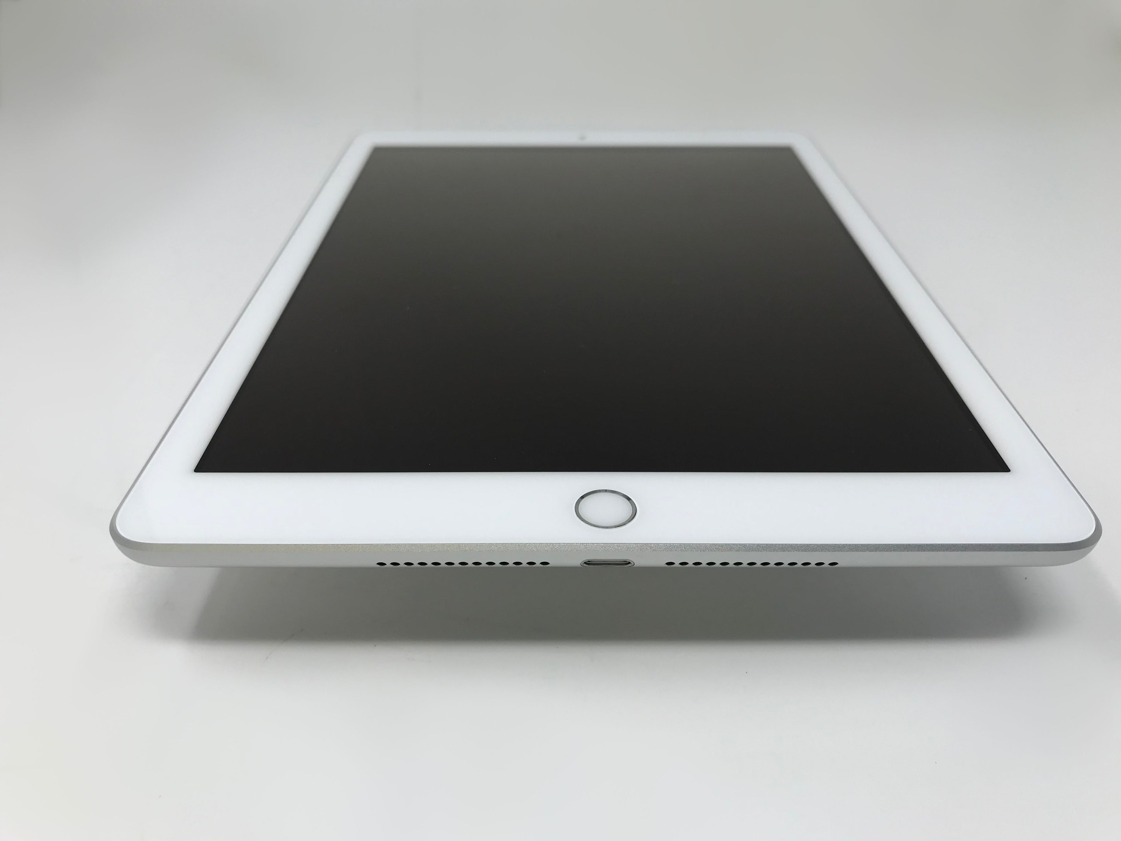 Used Good Condition 2018 Apple iPad 6th Generation 9.7" 32 GB WiFi Silver