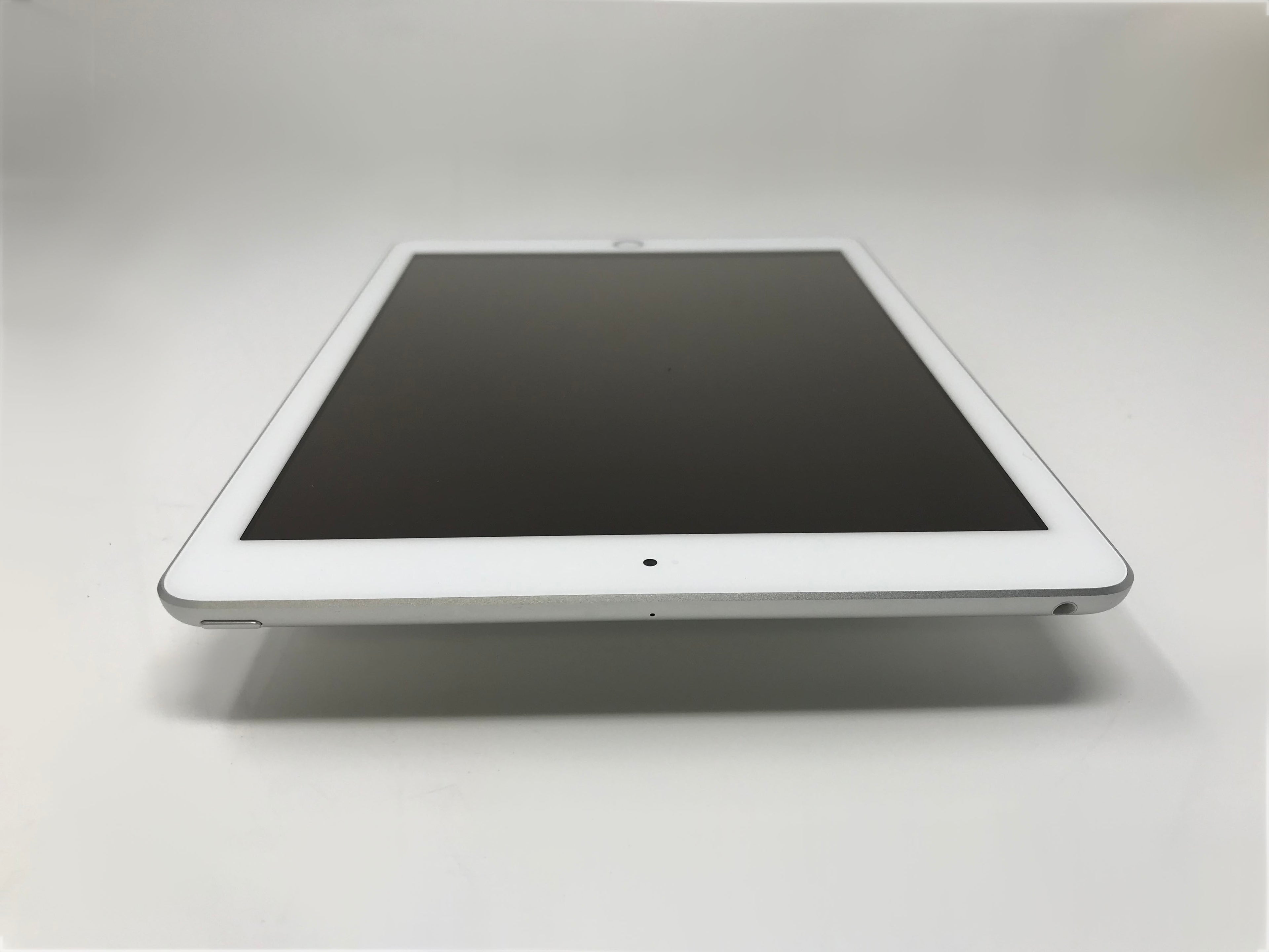 Used Good Condition 2018 Apple iPad 6th Generation 9.7" 32 GB WiFi Silver