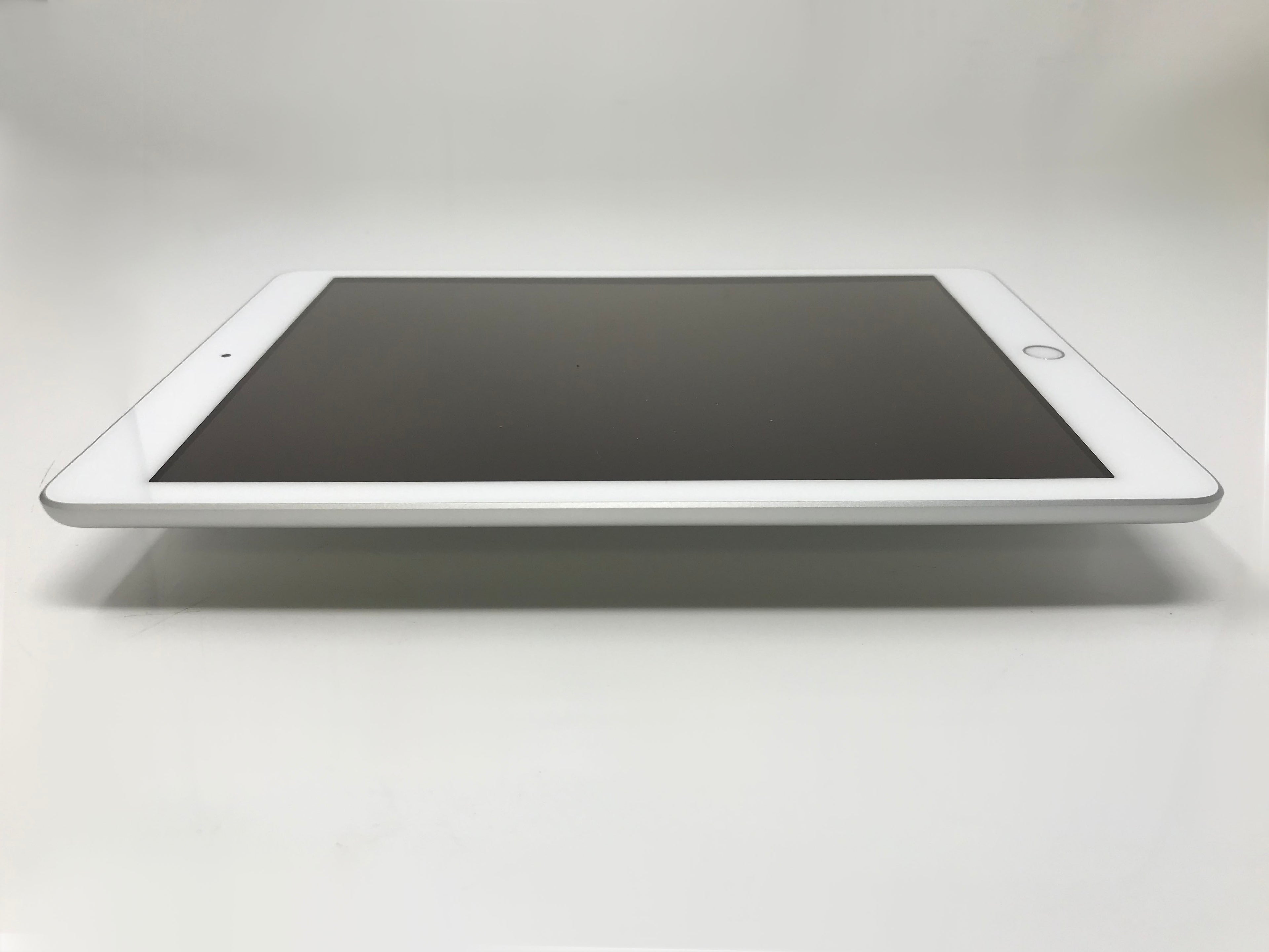 Used Good Condition 2018 Apple iPad 6th Generation 9.7" 32 GB WiFi Silver
