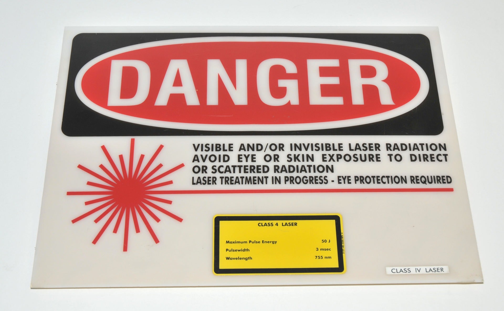 Class 4 DANGER SIGN LASER Treatment 755 nm IV Radiation Eye Warning Protection