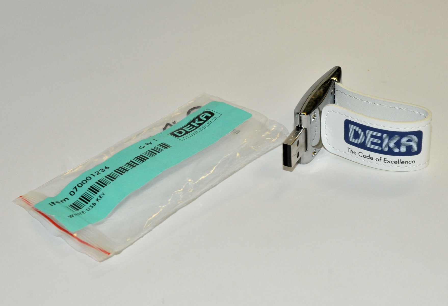 Deka Laser 2GB White Leather USB Key Fob 070001236 Code of Excellence