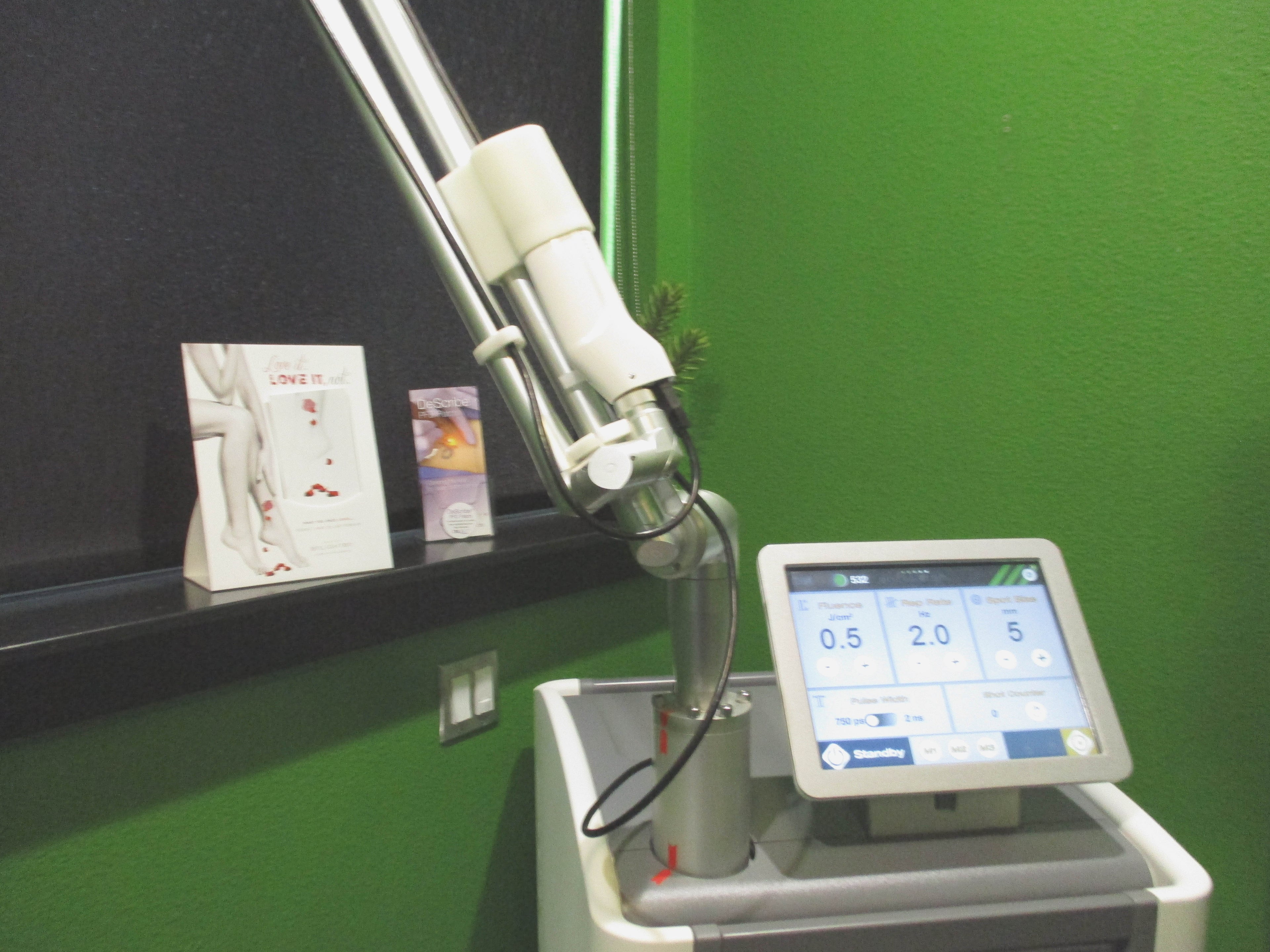 2016 Cutera EnLIGHTen Tattoo Removal Laser System 1064nm 532nm Nd:YAG Excellent!