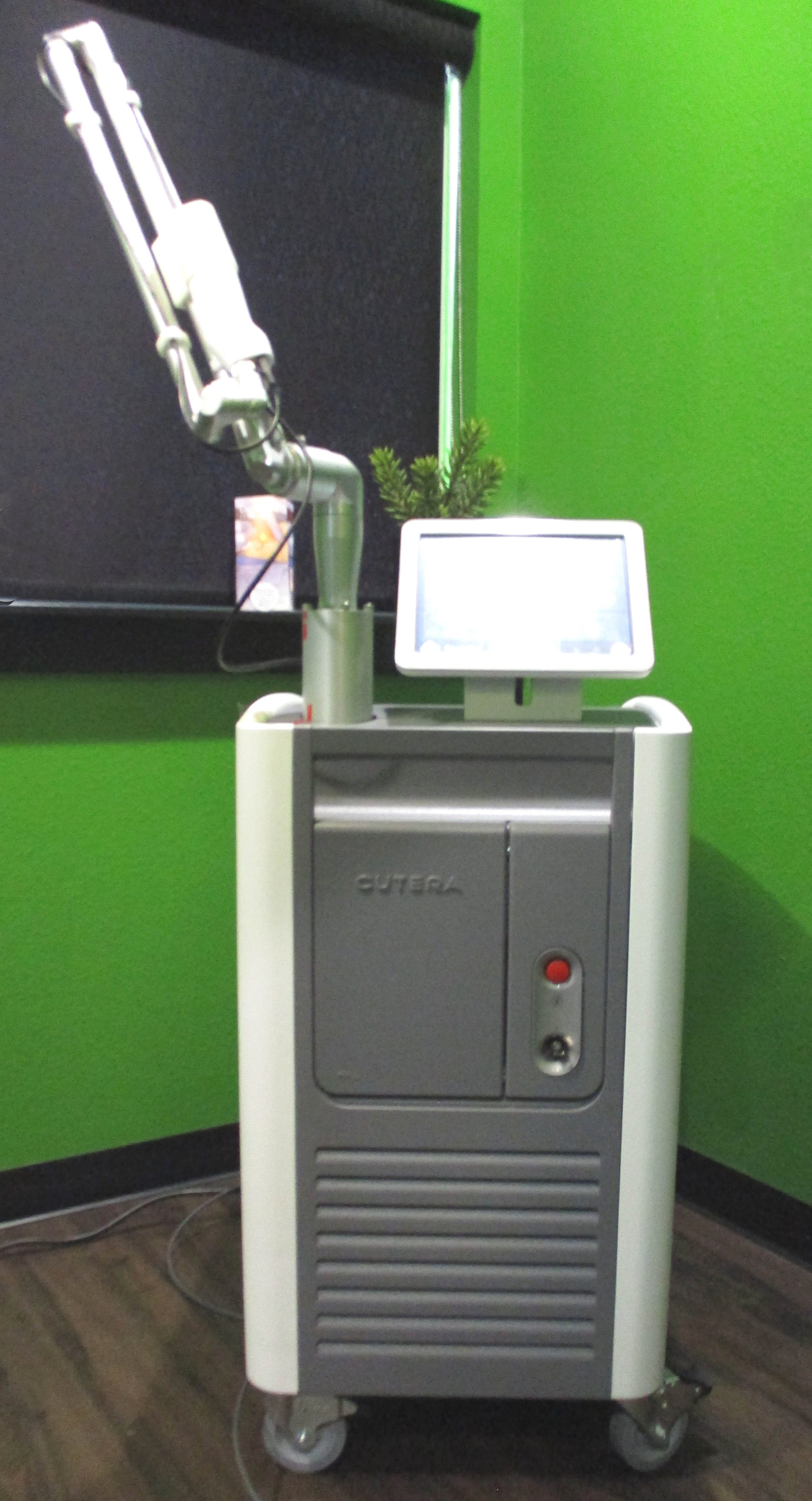 2016 Cutera EnLIGHTen Tattoo Removal Laser System 1064nm 532nm Nd:YAG Excellent!