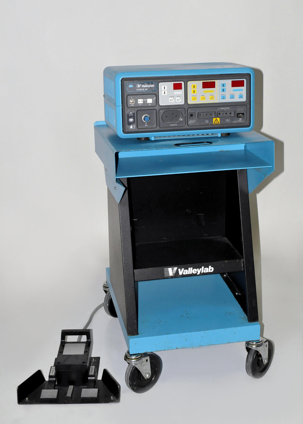 Pfizer Valleylab Force40 Electrosurgical Generator Force 40 w Foot Switch & Cart