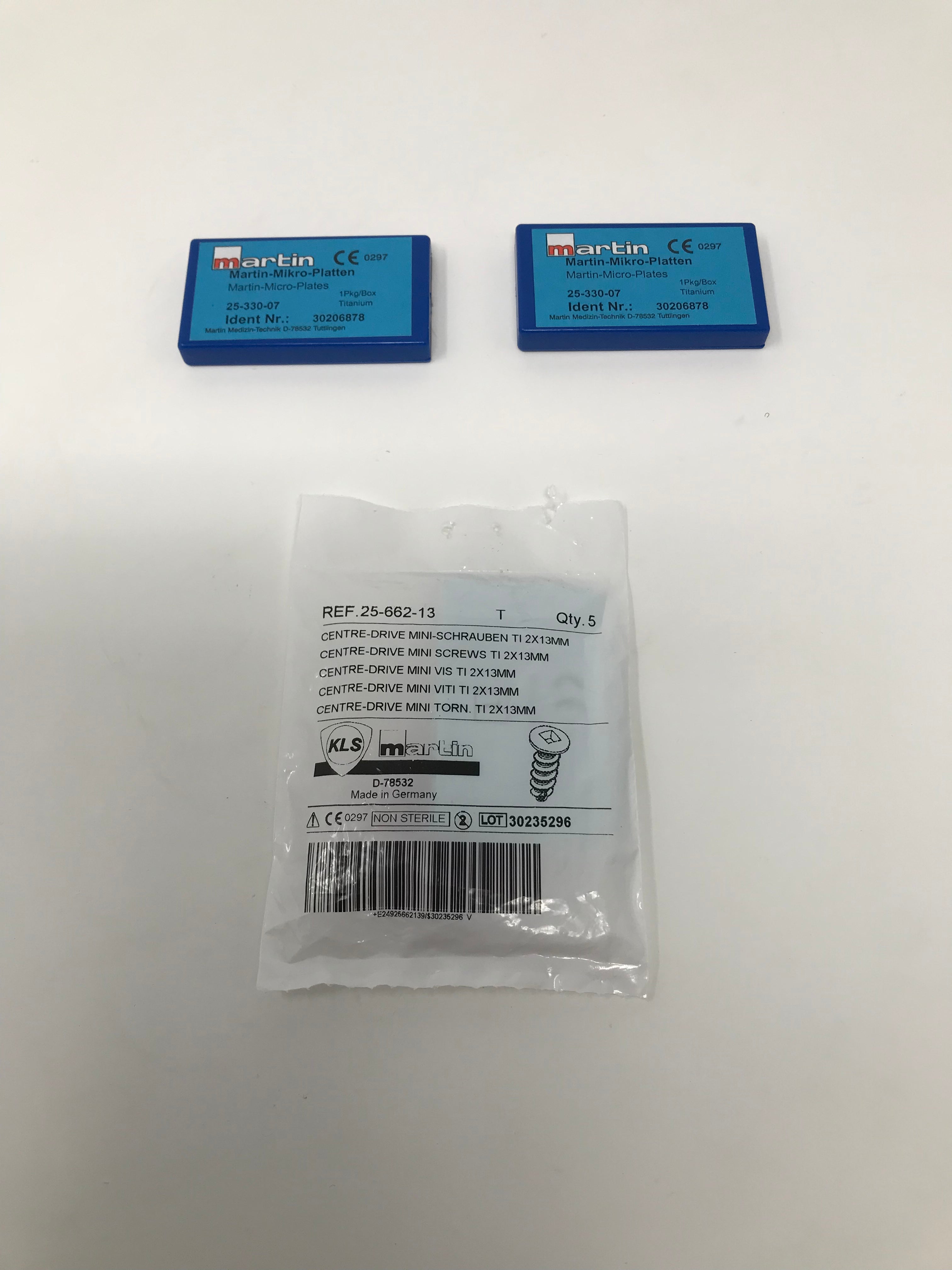 Martin-Mikro-Platten Martin-Micro-Plates 25-330-07 Lot With Screws Titanium